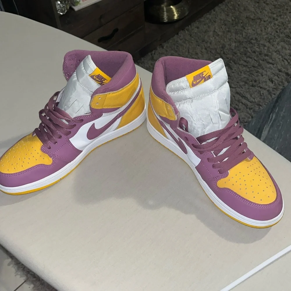 Air Jordan 1 Retro High OG " BROTHERHOOD" - Picture 9 of 12